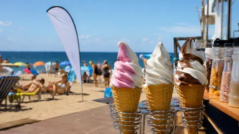 Wakacyjny smak nadmorskiego lata – dlaczego lody są nieodłącznym elementem plażowych wspomnień?