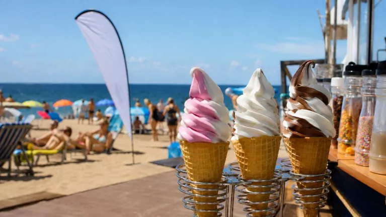 Wakacyjny smak nadmorskiego lata – dlaczego lody są nieodłącznym elementem plażowych wspomnień?